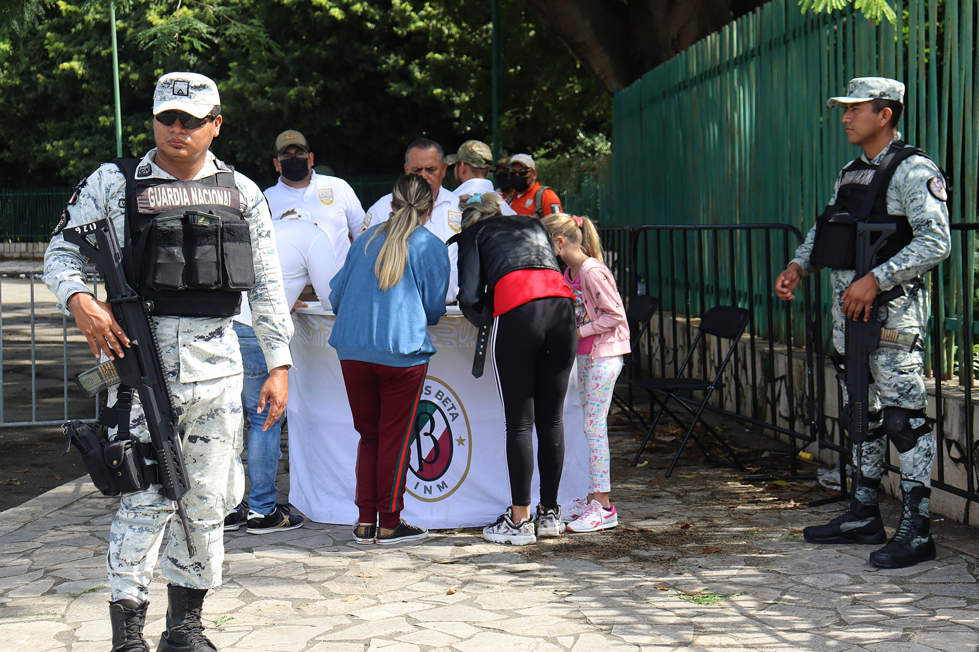 Migrantes centroamericanos son atendidos por personal del Instituto Nacional de Migración (INM) hoy, en la ciudad de Tapachula, estado de Chiapas (México). EFE/Juan Manuel Blanco
