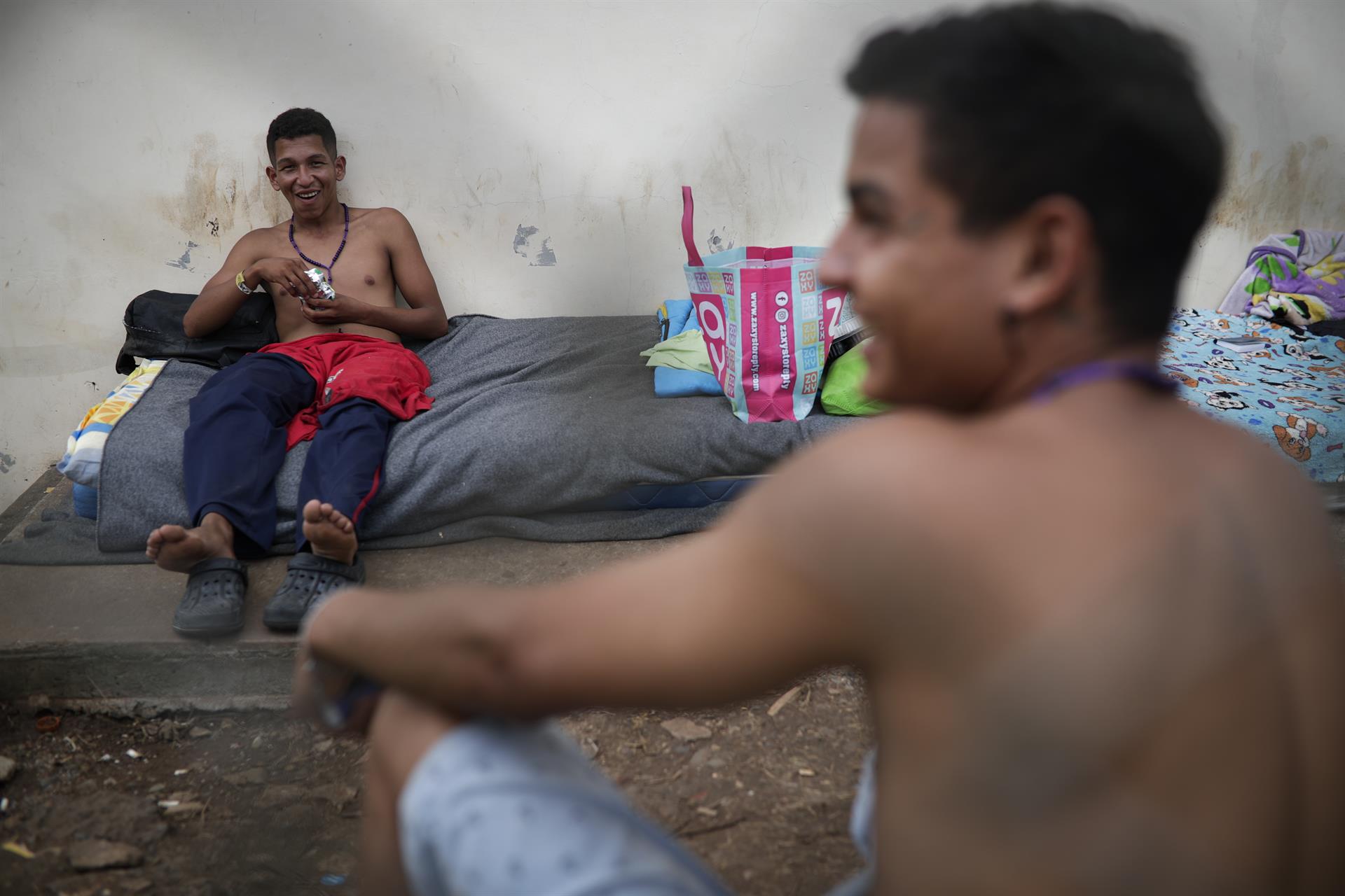 Migrantes de origen venezolano esperan hoy, en un refugio temporal para ser enviados a su país de origen, en Ciudad de Panamá (Panamá). EFE/ Bienvenido Velasco
