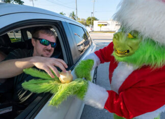 Un duende navideño cambia las multas de tráfico por cebollas en Florida