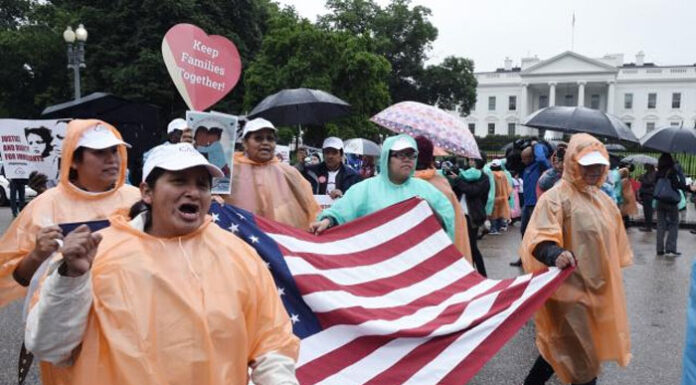 Urgen a medio millón de migrantes a inscribirse en nuevo plan de legalización de Biden