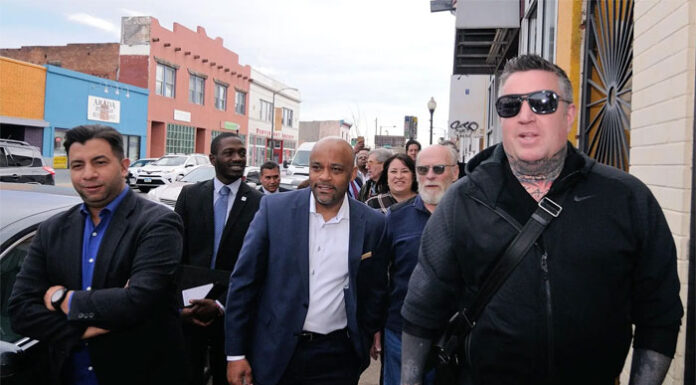 Alcalde de Denver busca más ayuda ante “abrumadora” crisis de migrantes