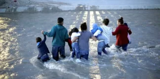 Migrantes en México se lanzan al río Bravo para llegar a los Estados Unidos