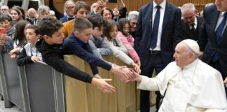 El Papa: «El belén recuerda una Navidad distinta a la consumista y comercial»