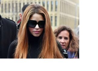 Shakira niega una relación sentimental con su instructor de surf