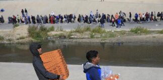 Venezolanos subsisten con la venta de alimentos en la frontera México-EEUU