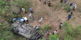 Dos migrantes muertos y 20 heridos deja volcadura en el este de México