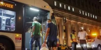 Texas envía buses con migrantes a la casa de Kamala Harris en Washington en Nochebuena