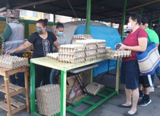 Escaso huevo grande en mercados, población denuncia alza en productos de la canasta básica
