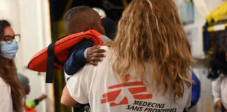 Italia hace navegar durante horas y mal tiempo a dos naves con 500 migrantes