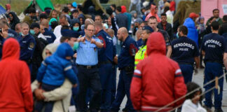 Al menos 200 inmigrantes menores se manifiestan para pedir acogida en Francia