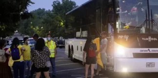 Envían buses con decenas de inmigrantes desde El Paso a Nueva York y Chicago