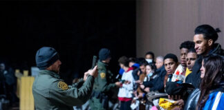 Migrantes recién llegados en Denver se exponen al peor frío en 40 años