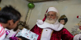 Santa Claus ya está repartiendo regalos con la ayuda de sus renos