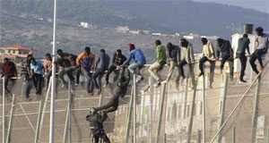 Un inmigrante entra a España en parapente para superar la valla con Marruecos