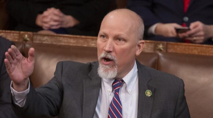 Republicanos del Congreso buscan consenso sobre ley que restringe migración