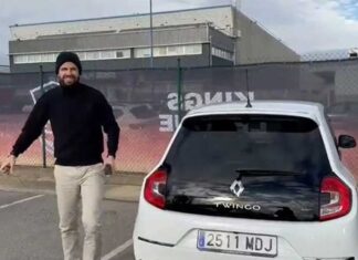 Tras lucir un Casio, Piqué se pasa al Twingo en respuesta a Shakira