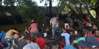 Migrantes se manifiestan por parálisis de trámites de asilo en sur de México