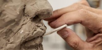 El escultor que ‘moldeó’ el «carácter» de Maradona, Messi y Evita