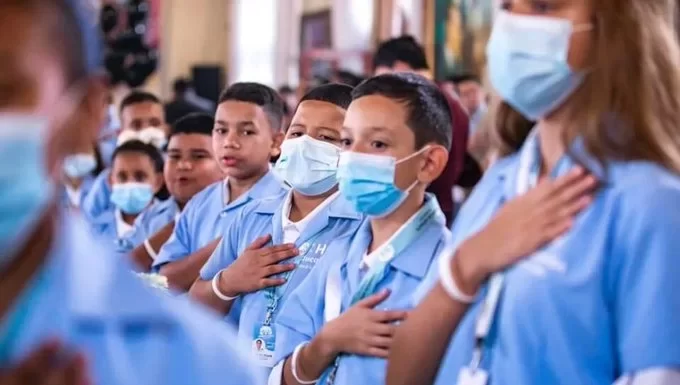 Unos 300 centros educativos iniciarán pilotaje de gabacha azul, anuncia Educación