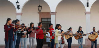 Niños heredan la tradición y amor por el mariachi en una escuela en México