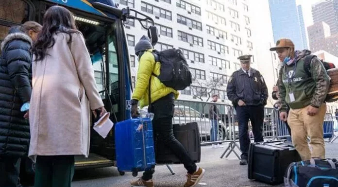 Nueva York intenta lograr un acuerdo con inmigrantes desalojados de hotel