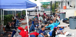 DeSantis firma polémica ley para reubicar indocumentados fuera de Florida