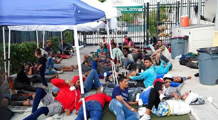 DeSantis firma polémica ley para reubicar indocumentados fuera de Florida