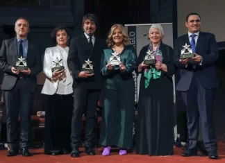 El grupo musical español Mocedades recibe el premio latino Estrella del Siglo