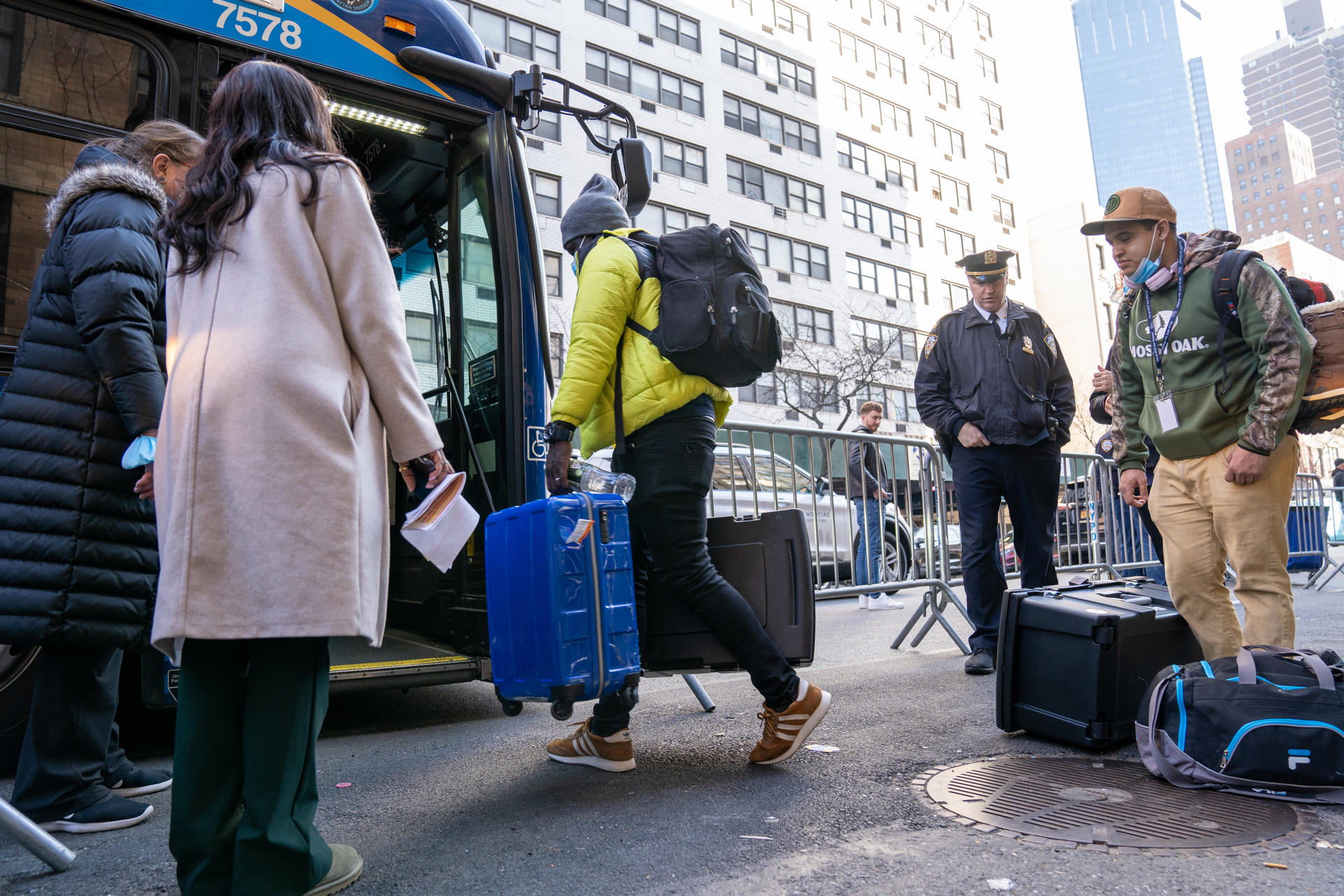 Inmigrantes venezolanos desalojados del hotel Watson suben a un autobús hoy, en Nueva York (EEUU). EFE/Ángel Colmenares
