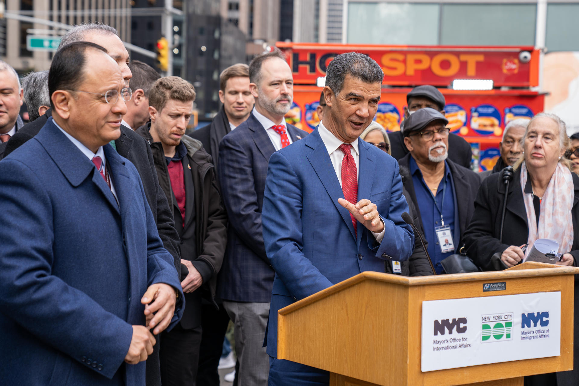 El comisario de Transportes de Nueva York, Ydanis Rodríguez, habla durante un acto de instalación de medallas alusivas a países latinoamericanos en la Avenida de las Américas, hoy en Nueva York (EE.UU). EFE/Ángel Colmenares
