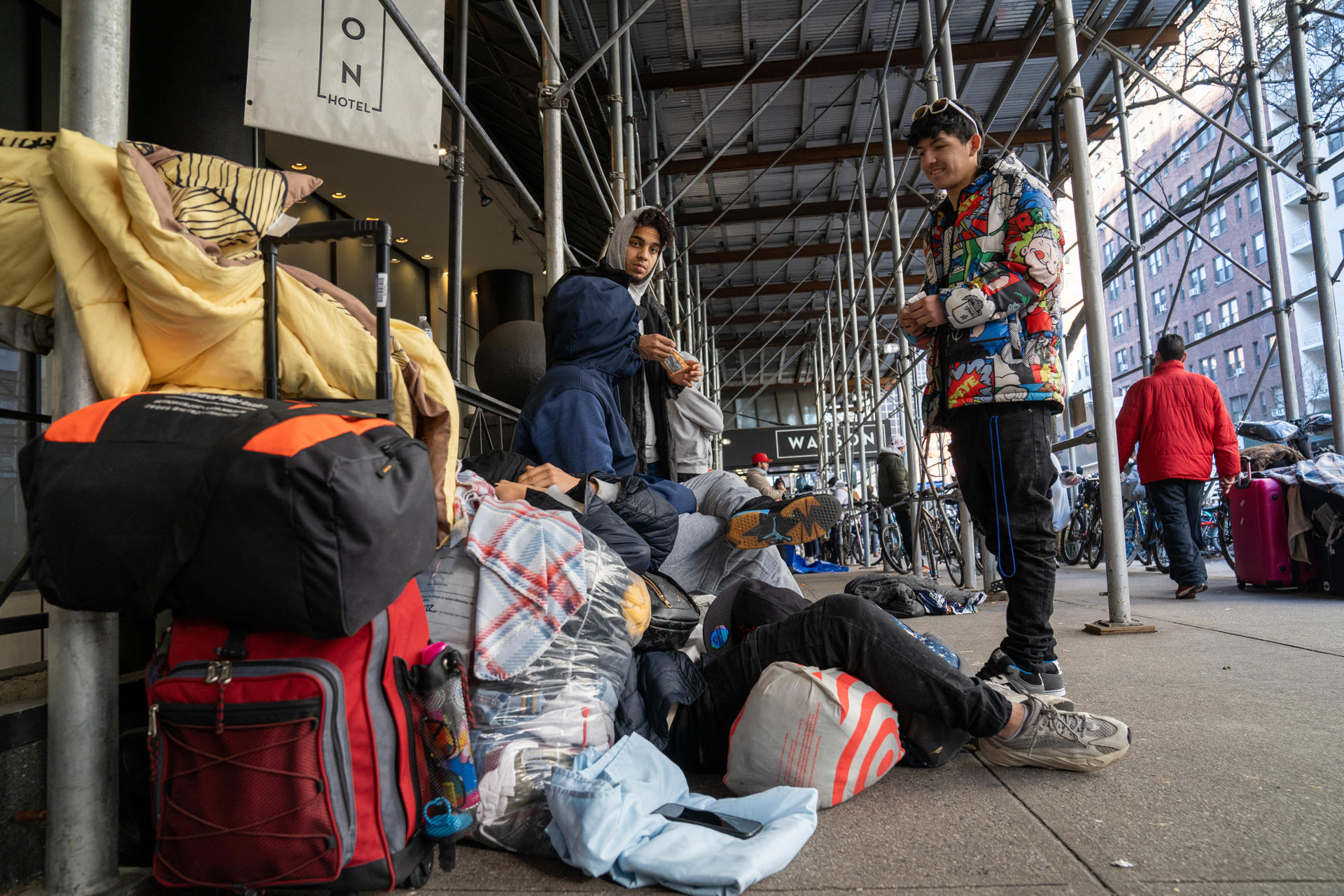 Inmigrantes venezolanos desalojados del hotel Watson acampan en la calle afuera del edificio como protesta hoy, en Nueva York (EEUU). EFE/Ángel Colmenares
