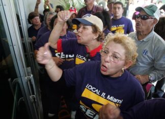 Trabajadores de limpieza del Gobierno de San Diego inician huelga por abusos