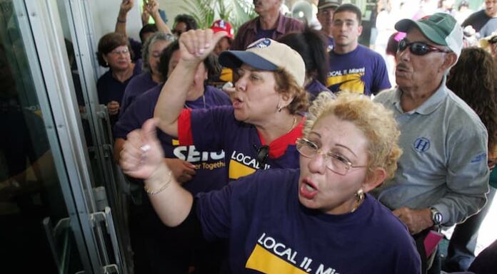 Congresistas, activistas y empresarios piden a Biden permisos de trabajo a indocumentados