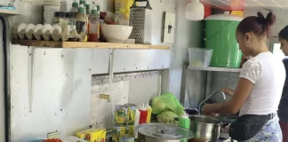 Cuatro venezolanos buscan su «sueño americano» vendiendo arepas en Honduras