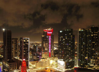 Un rascacielos de 60 pisos es la tarjeta de San Valentín más grande del mundo