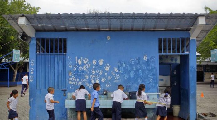 Estudiantes vuelven a las aulas en el comienzo del año escolar en El Salvador