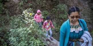 Niños indígenas de Guatemala atraviesan dificultades en su regreso a clases