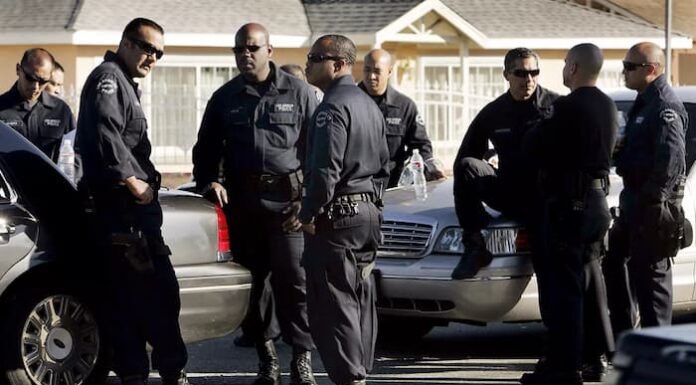 Familia de un latino pide cargos contra policías de Los Ángeles que le dispararon 47 veces