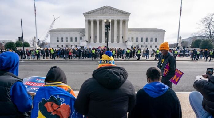 Administración Biden pone en marcha su amplio plan para aliviar la deuda estudiantil