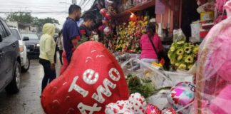 Con venta de Flores, peluches y chocolates vendedores esperan ganancias este Día del Amor y la Amistad