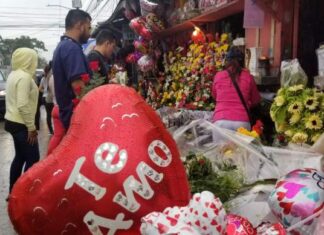 Con venta de Flores, peluches y chocolates vendedores esperan ganancias este Día del Amor y la Amistad