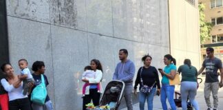 Activistas piden a Nueva York devolver a inmigrantes a hoteles de Manhattan