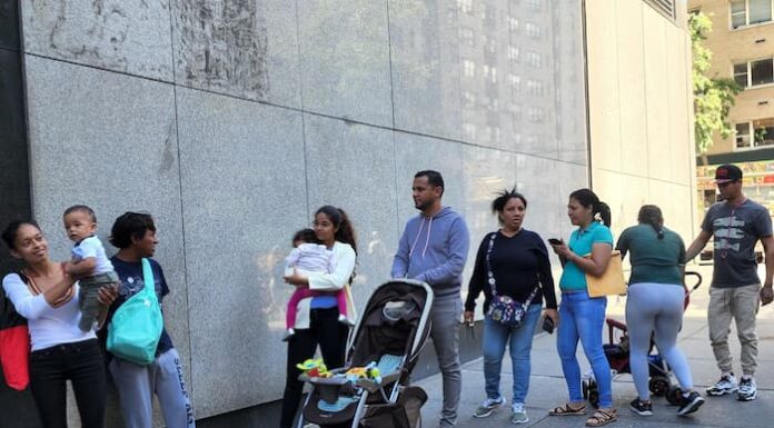 Activistas piden a Nueva York devolver a inmigrantes a hoteles de Manhattan