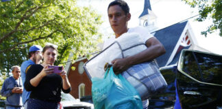 Repudian programa del gobernador de Florida para reubicación de migrantes