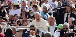 El papa se reúne con desplazados de Sudán del Sur y pide el fin de violencia