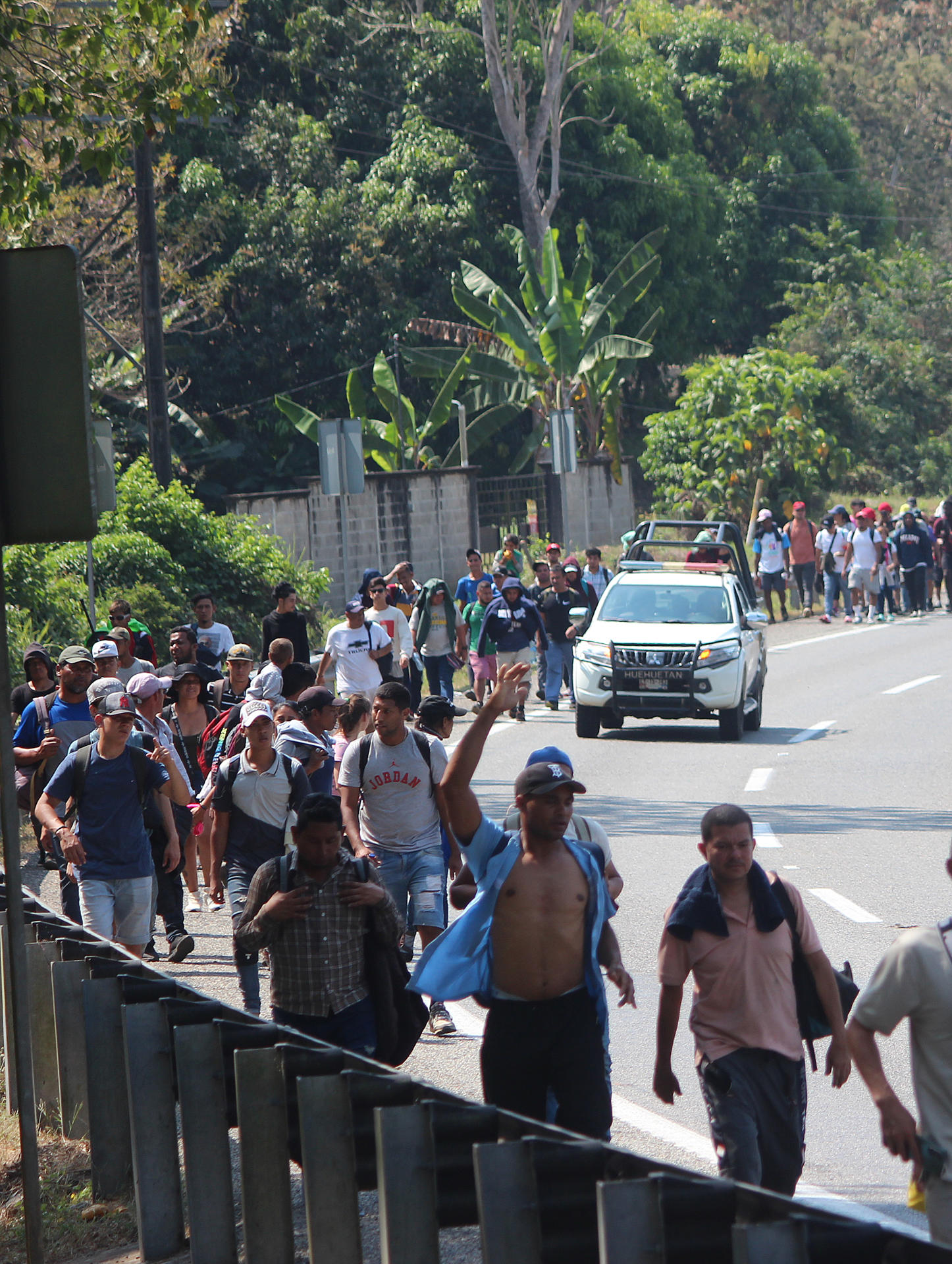 Migrantes en caravana caminan rumbo al norte desde la ciudad de Tapachula, en Chiapas (México). EFE/ Juan Manuel Blanco
