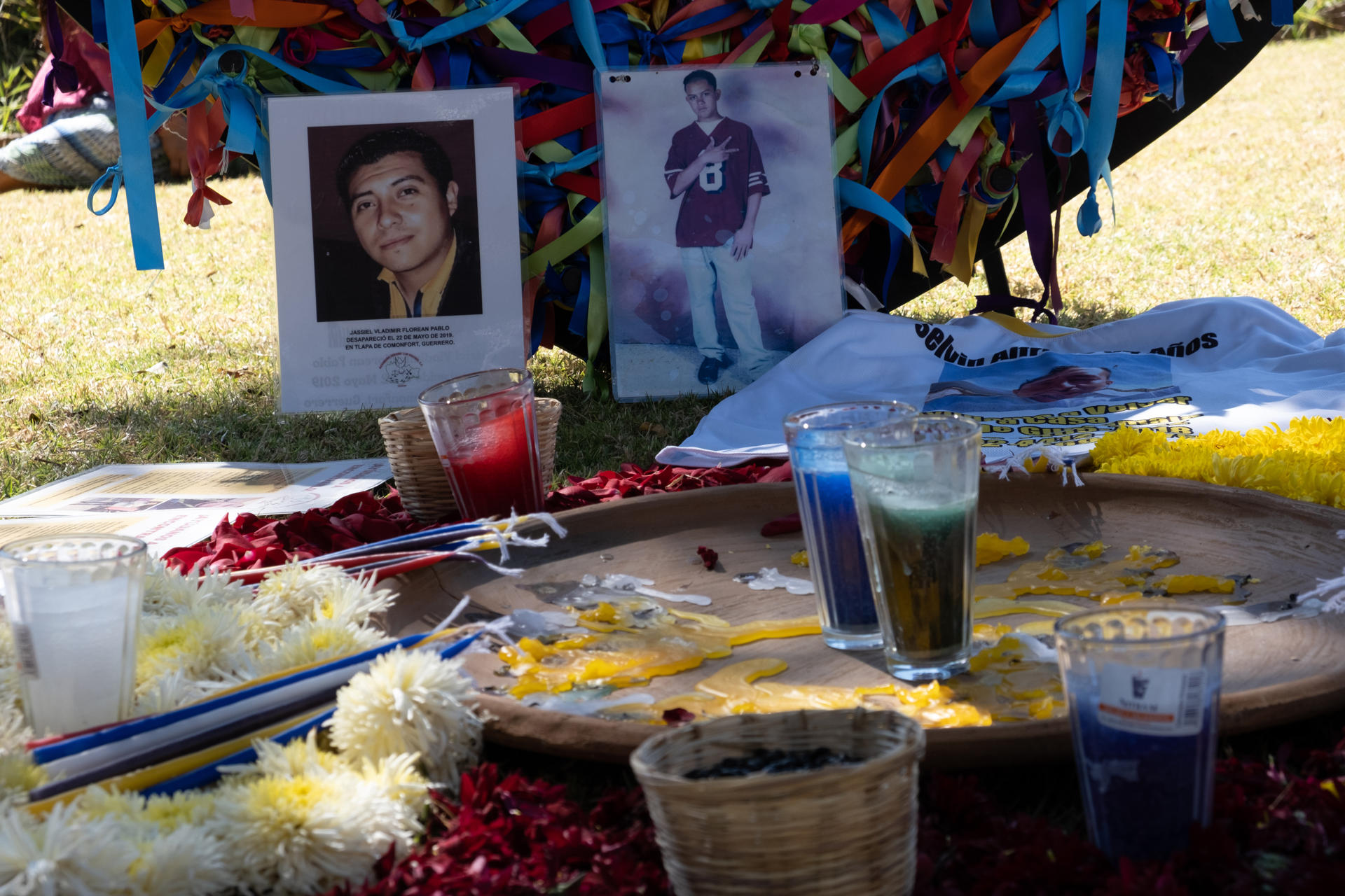 Detalle de un altar colocado hoy por familiares de migrantes desaparecidos, durante un foro en la comunidad de San Cristóbal de Las Casas en el estado de Chiapas (México).  EFE/Carlos López
