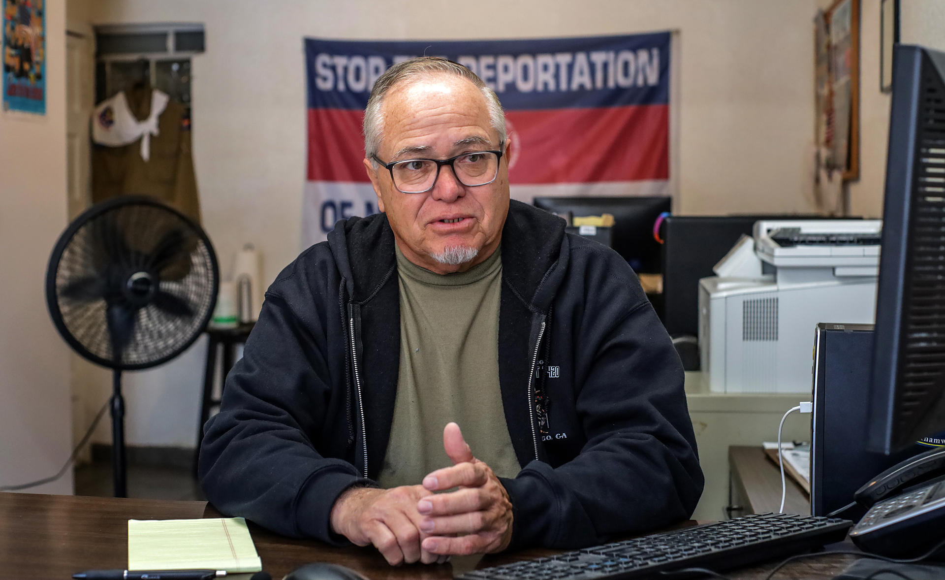 El director ejecutivo de Unified US Deported Veterans, Roberto Vivar, habla durante una entrevista con EFE, el 24 de febrero de 2023 en Tijuana, Baja California (México). EFE/Joebeth Terriquez
