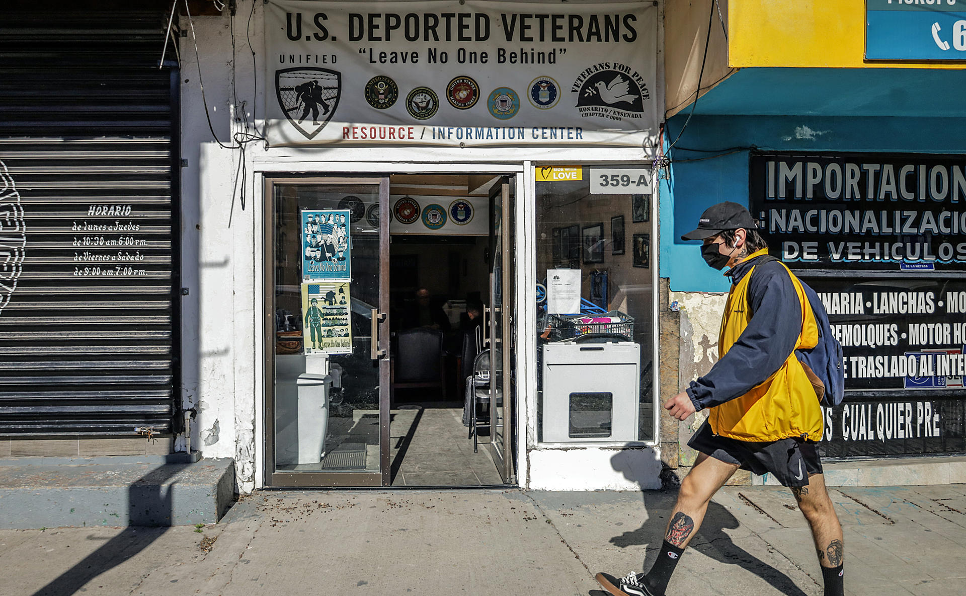 Una persona camina junto un local de los veteranos de guerra deportados, el 24 de febrero de 2023 en Tijuana, Baja California (México). EFE/Joebeth Terriquez
