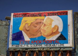Biden y Trump se besan en pintura de protesta en muro fronterizo de México